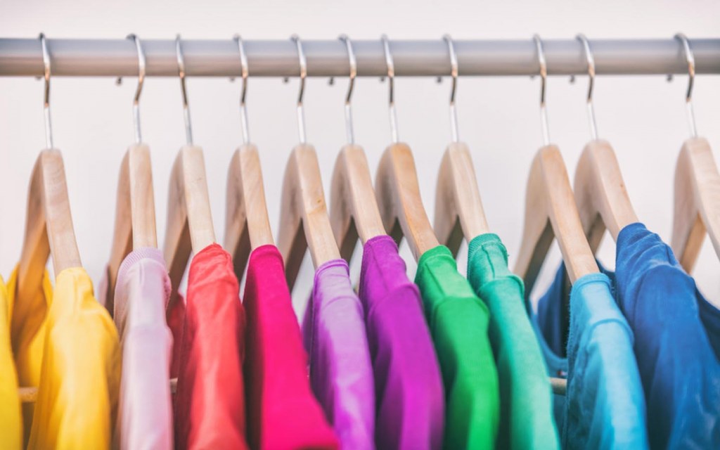 Organise your wardrobe to see things more clearly 