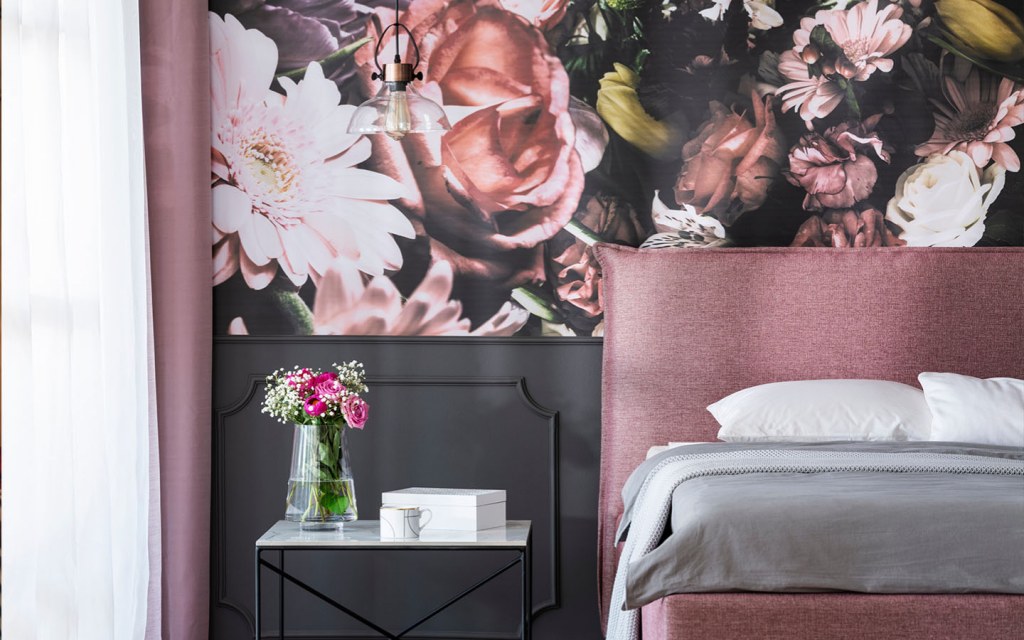 Bold and Large-Scale Prints for wallpaper