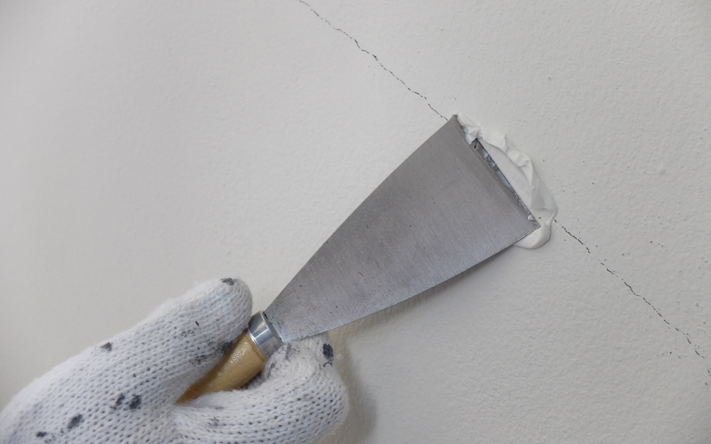 How to Fix Walls with Peeling Paint Zameen Blog Zameen Blog