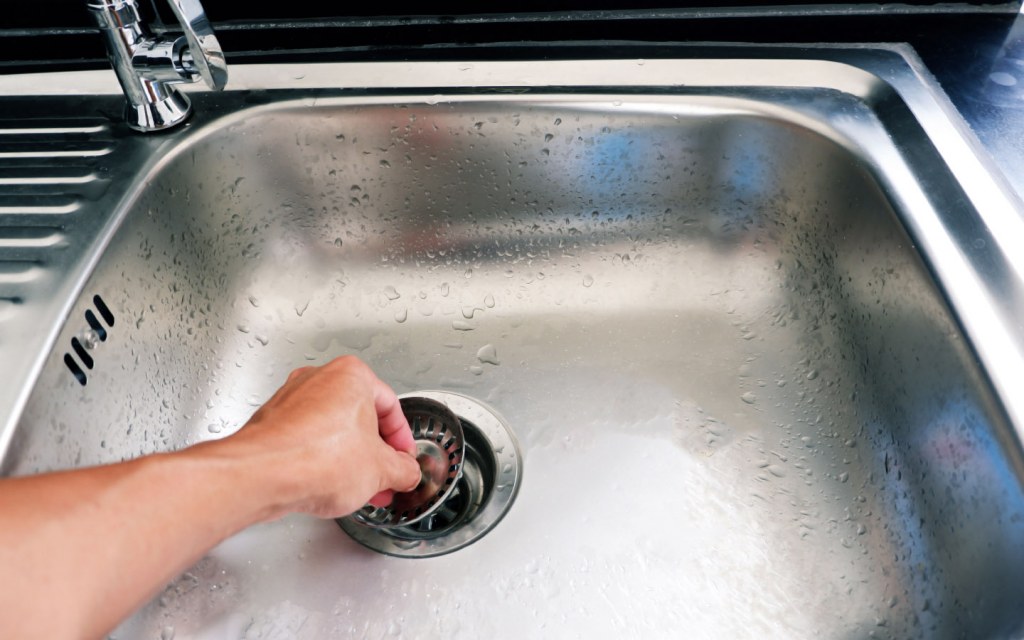 DIY Hacks to Unclog a Kitchen Sink | Zameen Blog