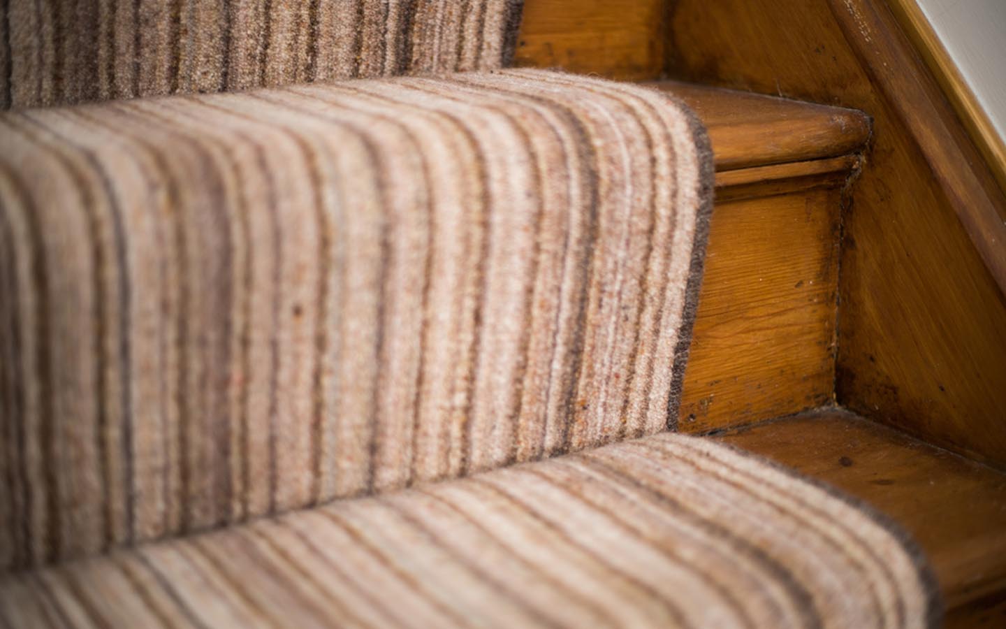 A DIY Guide on How to Install Carpet on Stairs Zameen Blog