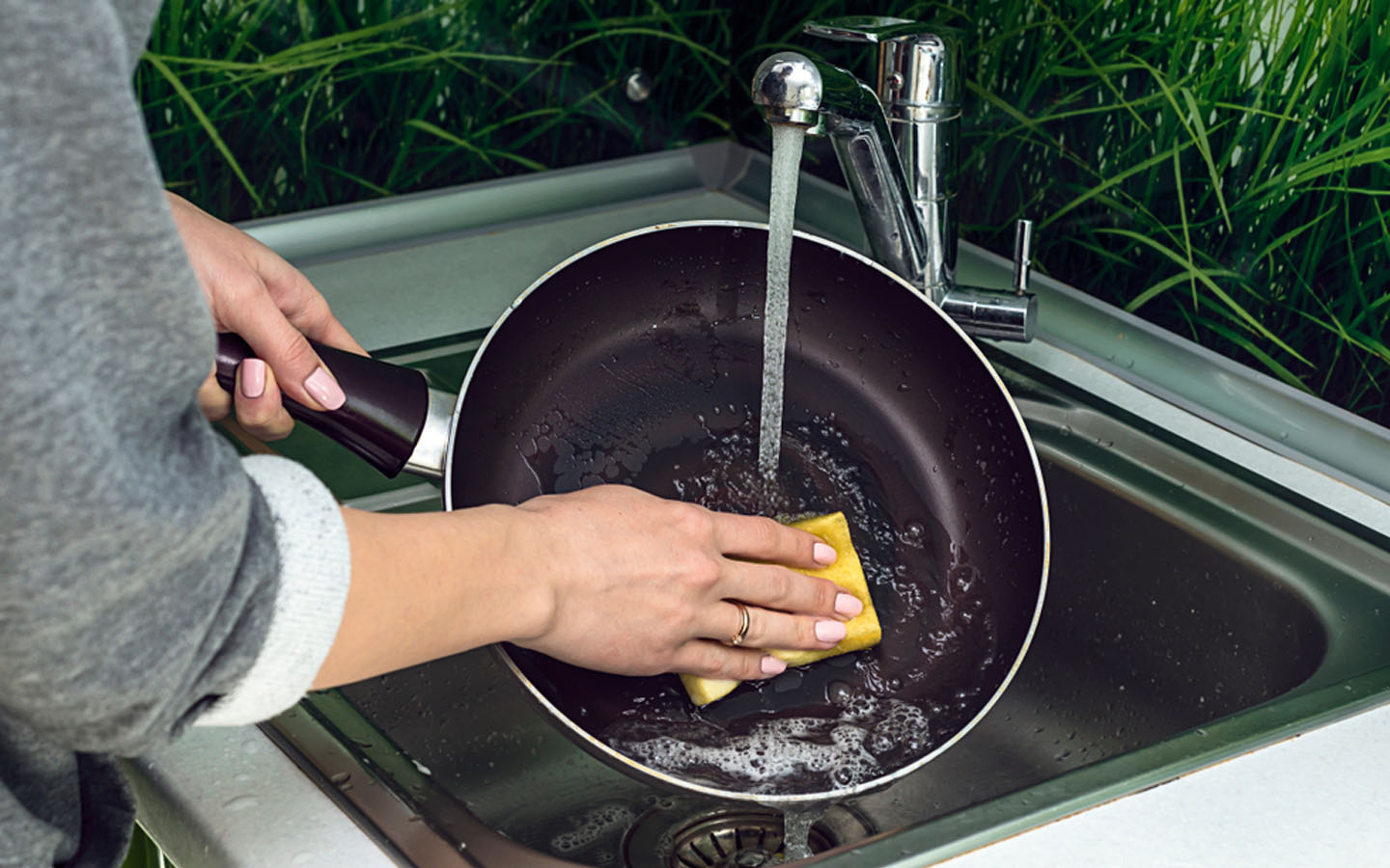 DIY Hacks to Clean Burnt Vessels Easily at Home Zameen Blog