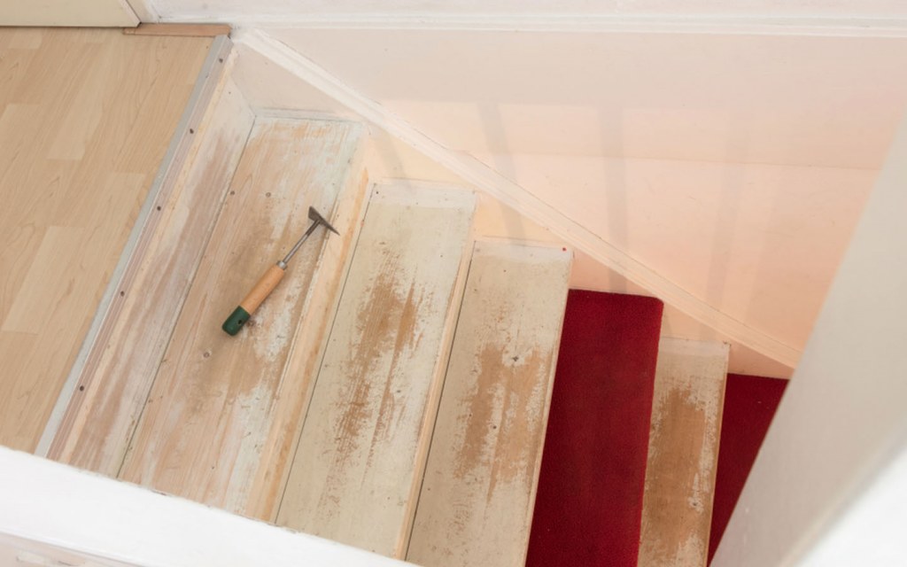 remove carpet to paint the stairs