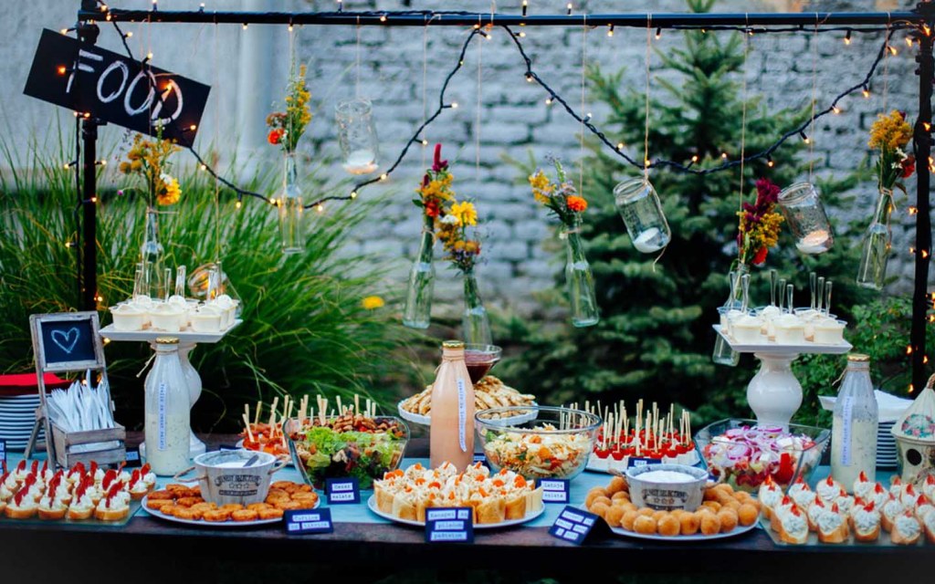 Decorate the dining table for the housewarming party