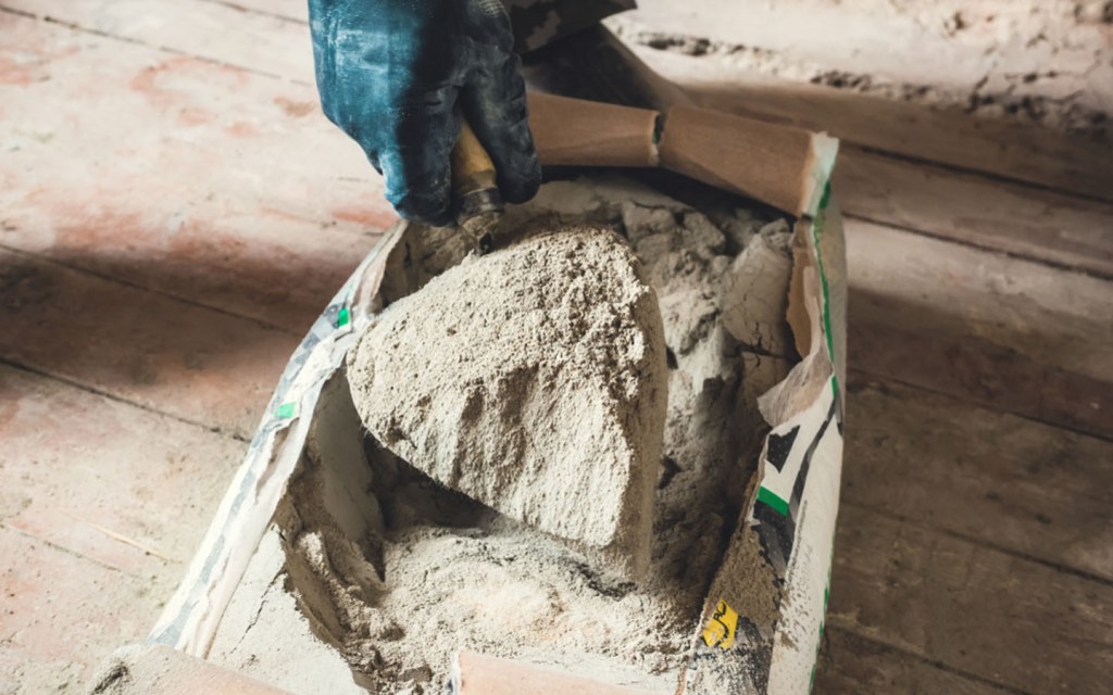 Cement Powder with a Trowel. Как перенести мешок цемента.