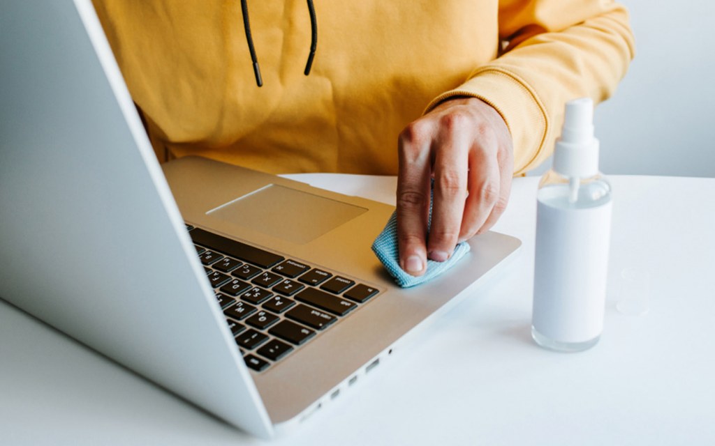 how to clean your laptop at home