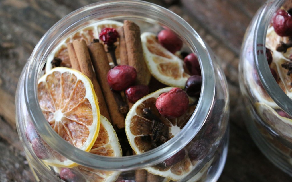 make homemade potpourri using cinnamon sticks