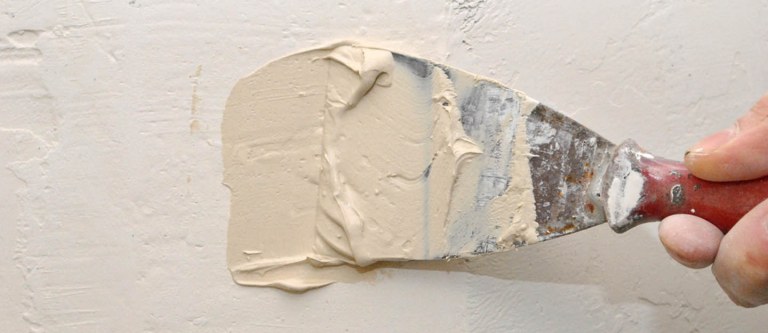 How to Fix a Hole in the Wall | Zameen Blog