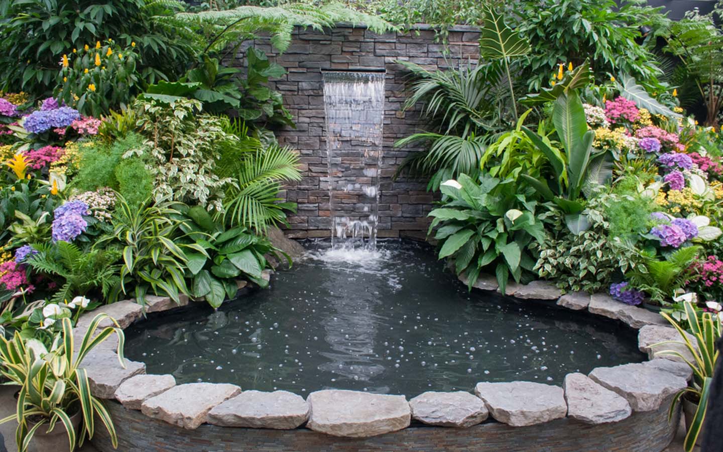 Stunning Water Wall Ideas For Your Patio & Garden | Zameen Blog