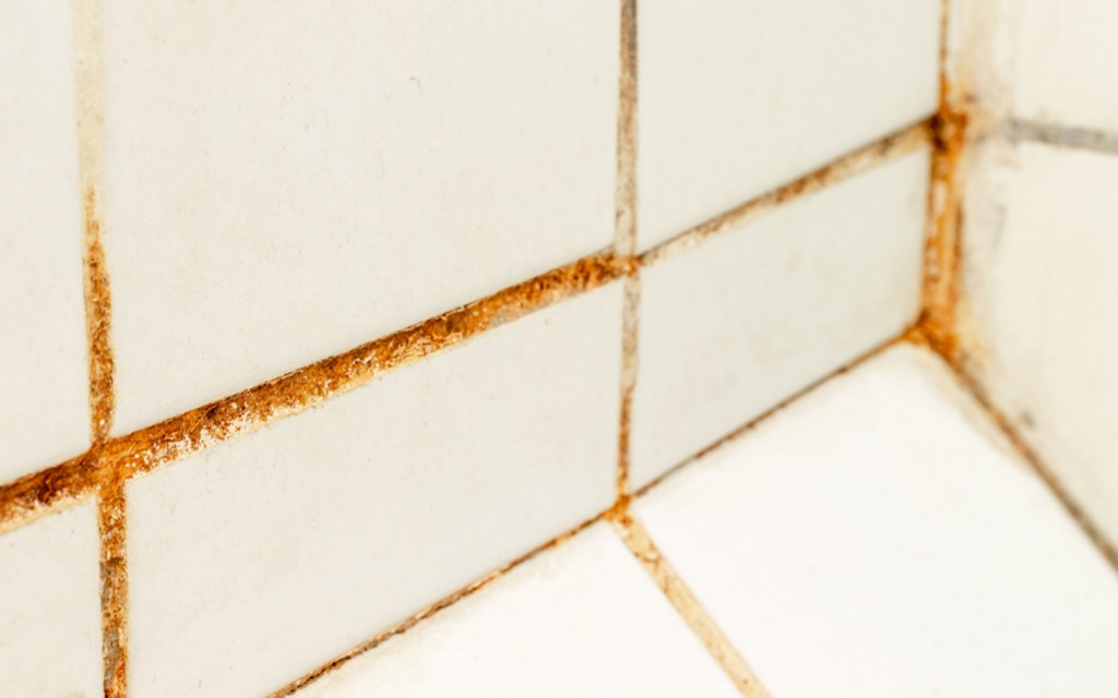 remove rust stains from ceramic tiles