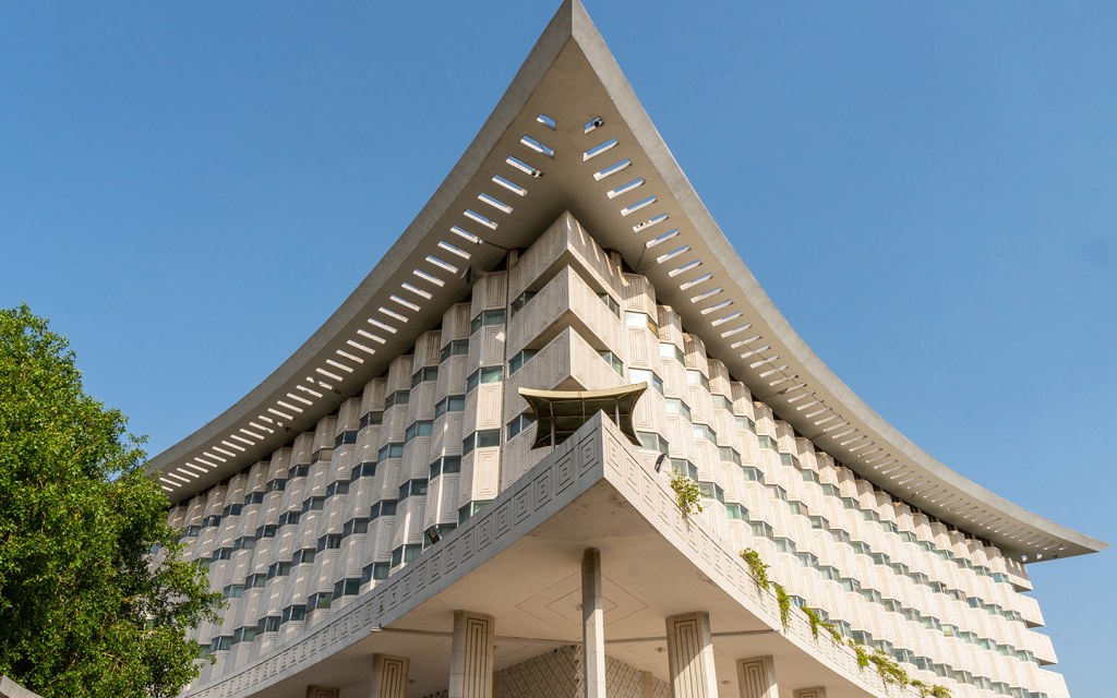 famous buildings on mall road lahore