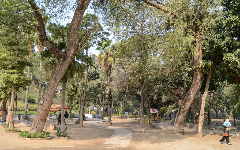 You can visit lahore zoo through lahore railway station road