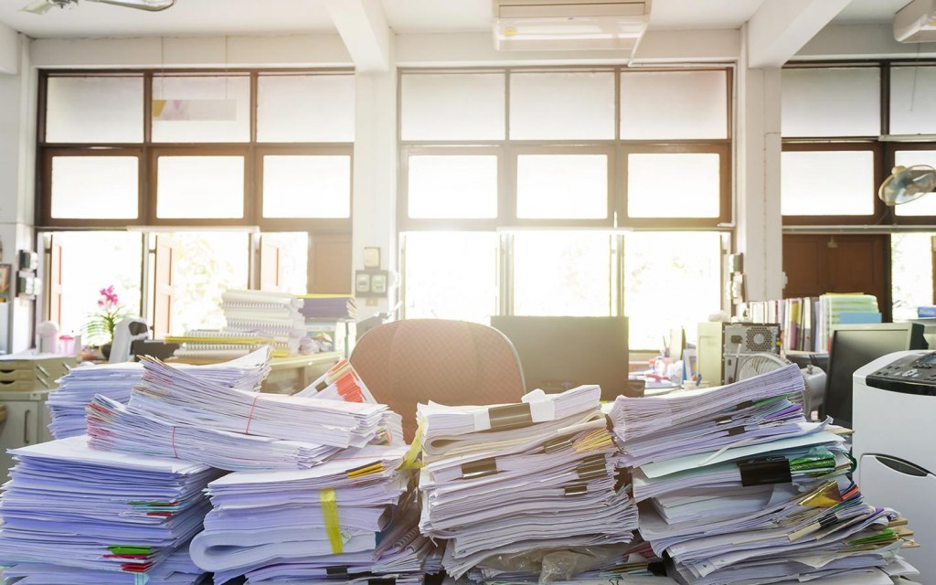 decluttering is the first step towards getting your office decor right