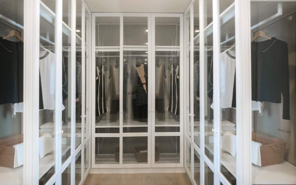 features of walk-in closets for master bedroom