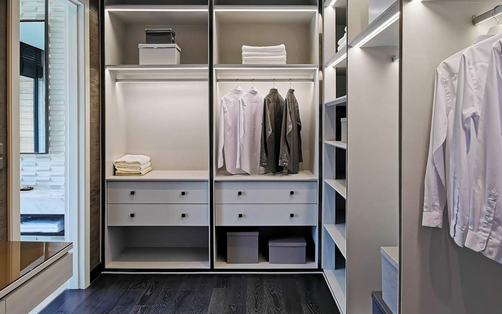 design your walk-in closet vertically