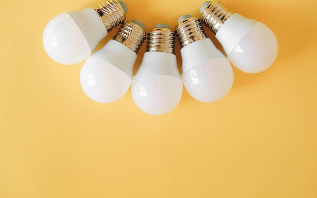 Under kitchen deals cupboard light bulbs